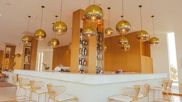 2 bars/lounges