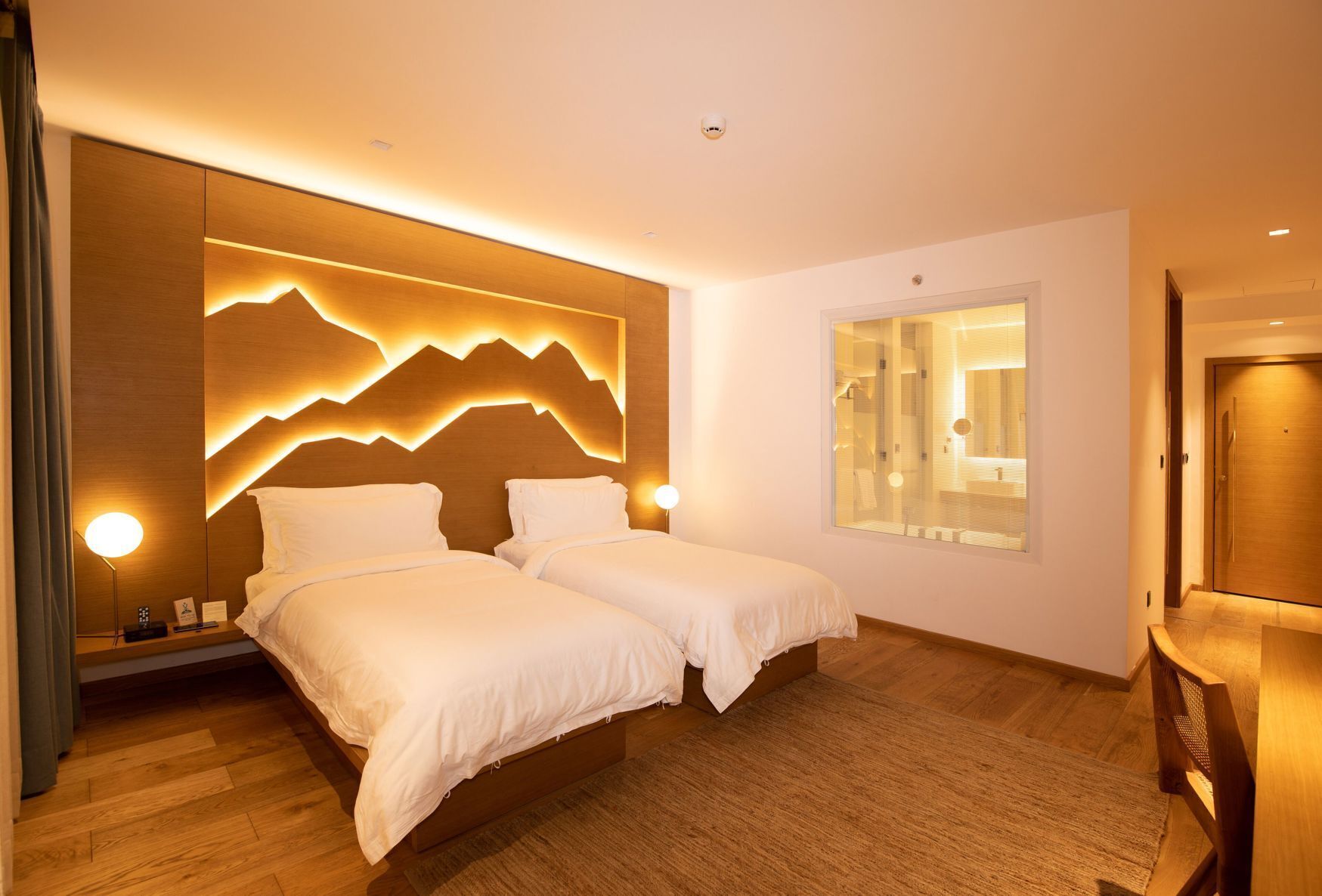 Premium bedding, down duvets, free minibar, in-room safe