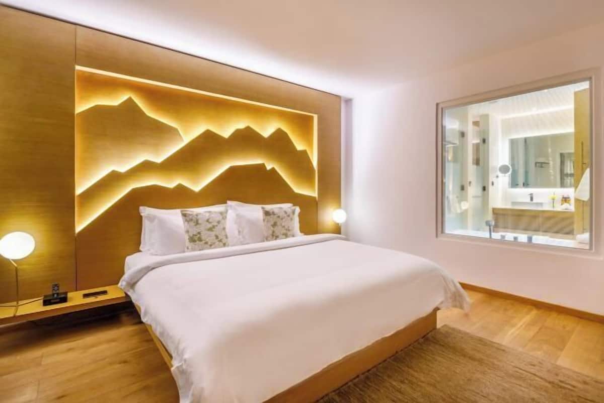 1 bedroom, premium bedding, down duvets, free minibar