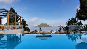 Outdoor pool, free cabanas, sun loungers