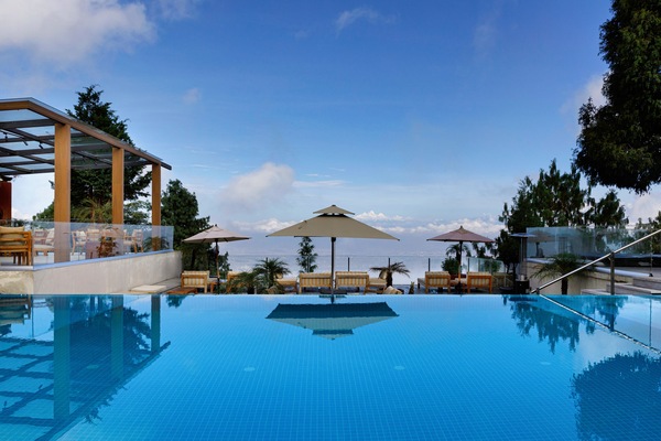 Utendørsbasseng, bassengtelt (inkludert) og solsenger