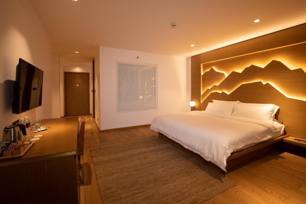 Premium bedding, down duvets, free minibar, in-room safe
