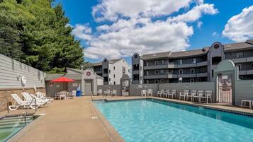 Innendørsbasseng og et oppvarmet basseng