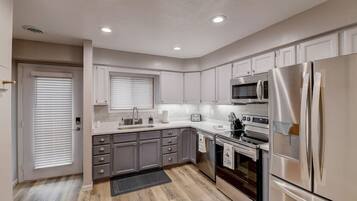 Coffee/tea maker, fridge, microwave, oven