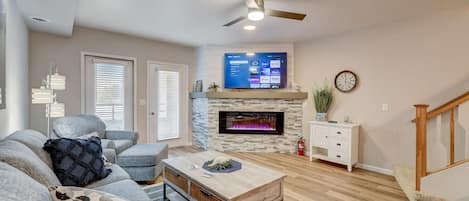 Smart TV, fireplace