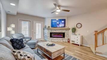 Smart TV, fireplace