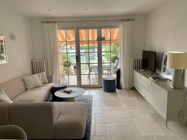 Smart TV, stereo, printers