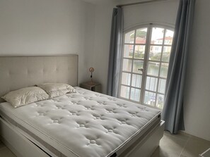 4 bedrooms, in-room safe, desk, iron/ironing board