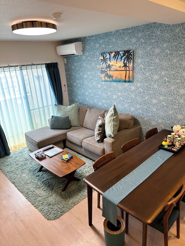 Royal-Suite, 2 Schlafzimmer | Wohnbereich | 20-Zoll-Flachbildfernseher mit Kabelempfang, Fernseher