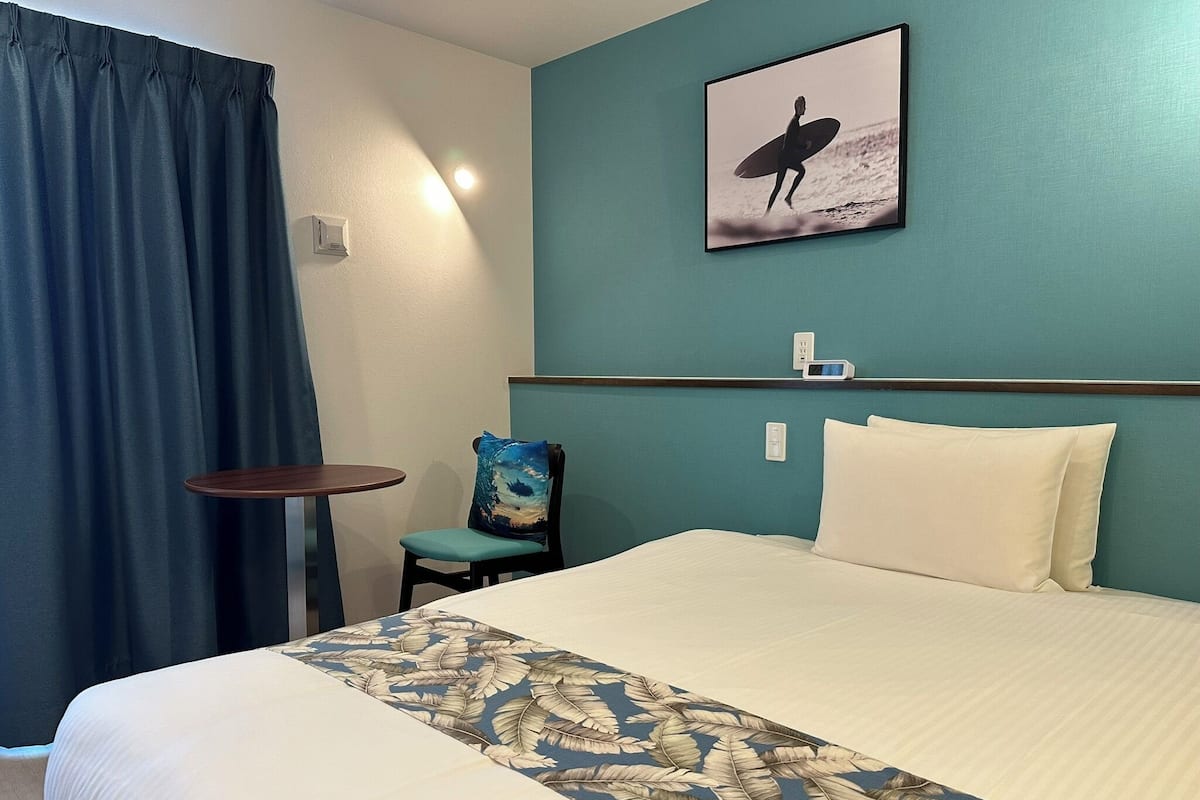 Habitación básica doble, 1 cama doble | 1 dormitorio, cortinas opacas, tabla de planchar con plancha