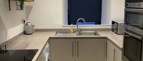 Mikroaaltouuni, uuni, liesi