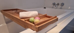 Badewanne, Haartrockner, HandtĂŒcher, Seife