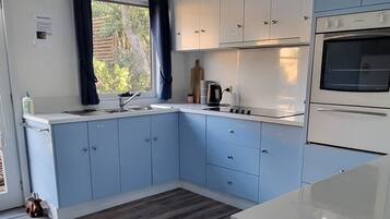 Een koelkast, een magnetron, een oven, een kookplaat