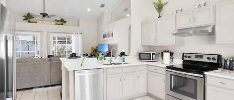 Réfrigérateur, four à micro-ondes, un four, surface de cuisson