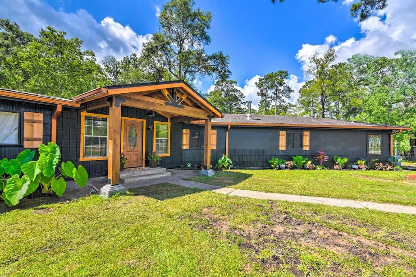 Creekside house with Hot tub on 1 Acre