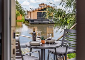Outdoor dining - Water Lily Lakeside Lodge (Boston)