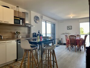 Réfrigérateur, micro-ondes, four, lave-vaisselle