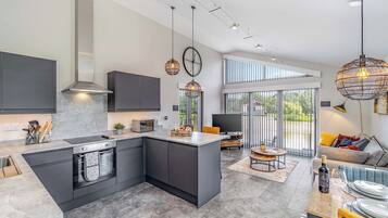 Réfrigérateur, four, plaque de cuisson, grille-pain