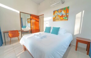 5 chambres, bureau, fer et planche à repasser, lit parapluie