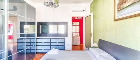 2 habitaciones, tabla de planchar con plancha, internet y ropa de cama