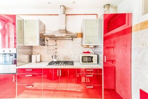 Fridge, oven, stovetop, dishwasher