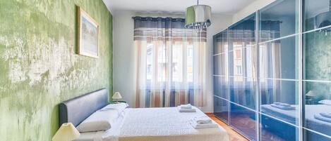 2 bedrooms, iron/ironing board, Internet, bed sheets
