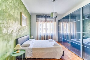 2 bedrooms, iron/ironing board, Internet, bed sheets