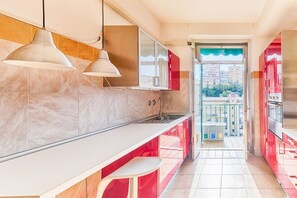 Fridge, oven, stovetop, dishwasher