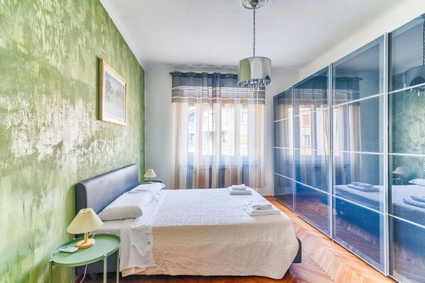 2 bedrooms, iron/ironing board, Internet, bed sheets