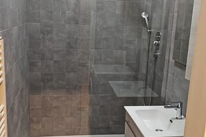 Chuveiro, secador de cabelo, bidê, toalhas de banho