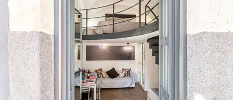 1 habitación, tabla de planchar con plancha, internet y ropa de cama