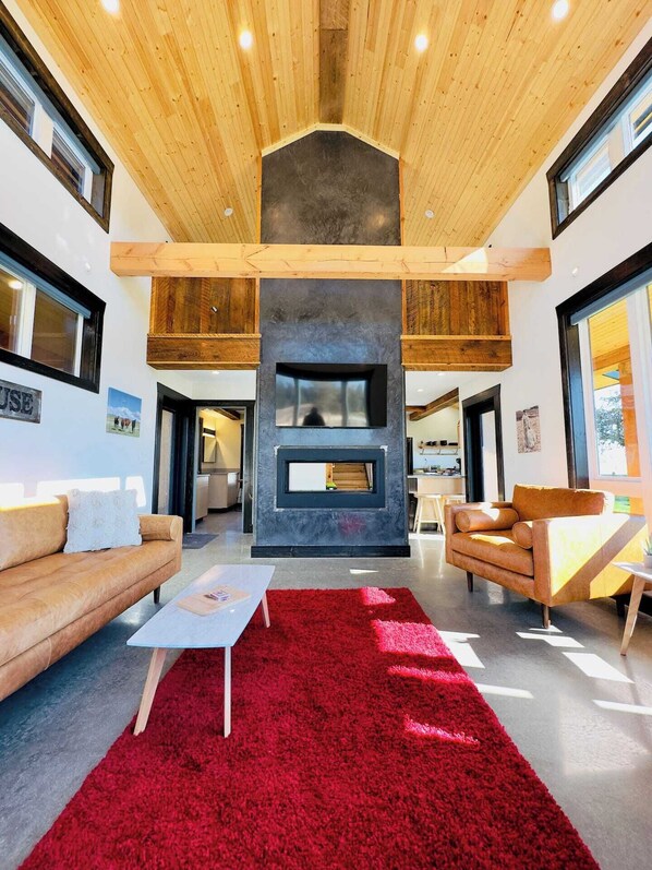 Smart TV, fireplace, books - Eagle Cap Farms hosted owned and operated by Eagle Cap Vacation Rentals (Joseph)