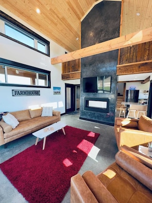 Smart TV, fireplace, books - Eagle Cap Farms hosted owned and operated by Eagle Cap Vacation Rentals (Joseph)