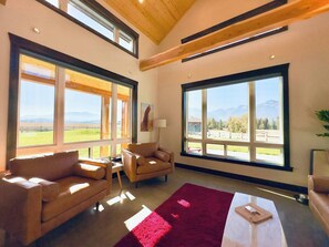 Smart TV, fireplace, books - Eagle Cap Farms hosted owned and operated by Eagle Cap Vacation Rentals (Joseph)