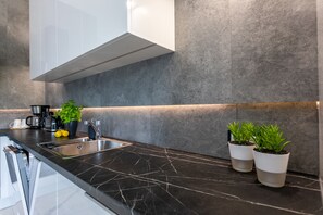 Jääkaappi, uuni, liesi, astianpesukone