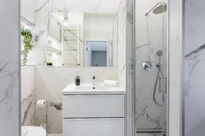Dusche, Haartrockner, Handtücher, Seife