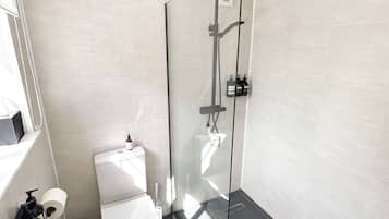 Cabin | Bathroom | Shower, hair dryer, towels, shampoo