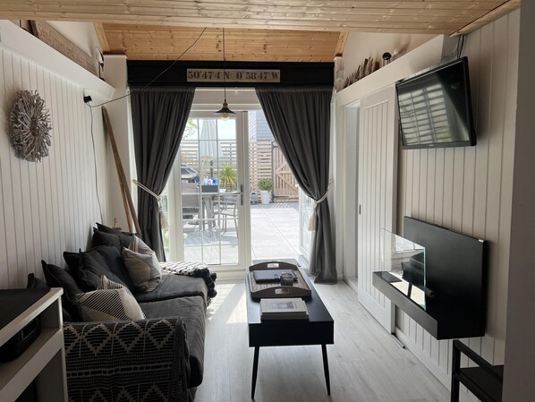 Cabin | Living area | Fireplace