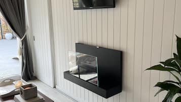 Cabin | Living room | Fireplace