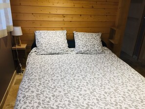 2 quartos, berço de viagem, roupa de cama
