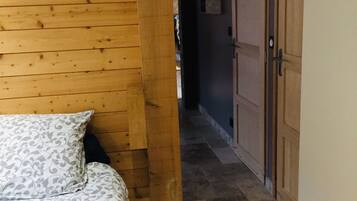 2 slaapkamers, reisbedje, beddengoed