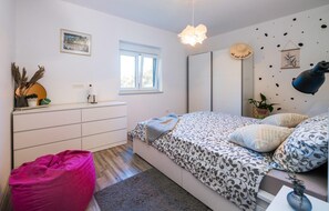 3 bedrooms, travel crib, free WiFi, bed sheets - Nice home in Fazana with WiFi (Fazana)