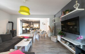 Fernseher, Tischfußball, Tischtennisplatte