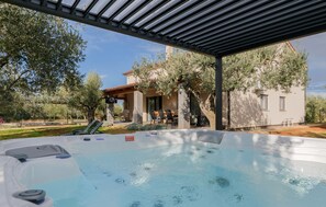 Outdoor spa tub - Nice home in Fazana with WiFi (Fazana)