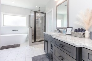 Hair dryer, towels - Luxe 3BR Family Stay | Fenced Yard | Prime WR (Kathleen)