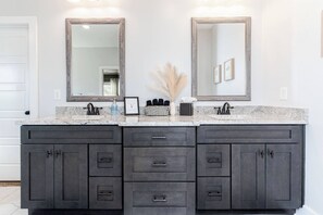 Interior - Luxe 3BR | Sleeps 10 | Pet Friendly (Kathleen)