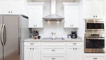 Geladeira, micro-ondas, fogão, cooktop