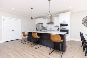 Fridge, microwave, oven, stovetop - Luxe 3BR | Sleeps 10 | Pet Friendly (Kathleen)