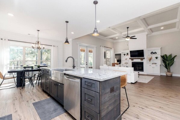 Fridge, microwave, oven, stovetop - Luxe 3BR | Sleeps 10 | Pet Friendly (Kathleen)