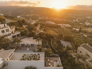 Zona residencial con casas modernas, una calle pavimentada y una vista despejada del paisaje circundante.